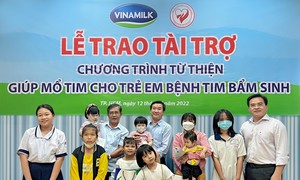 Vinamilk ủng hộ Hội Bảo trợ Bệnh nhân nghèo TPHCM 500 triệu đồng