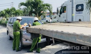 TPHCM: Hàng loạt xe container bị xử lý vì đậu “bát nháo” ở đường dẫn vào cảng