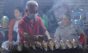 Phố cá lóc nướng ở TPHCM người chen chân đến mua vía Thần Tài