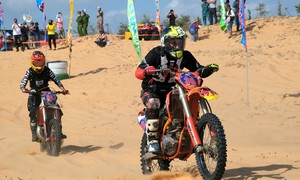 Độc đáo giải đua ôtô - môtô địa hình trên cát ở Bình Thuận