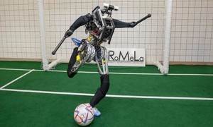 Video robot hình người biết đá bóng