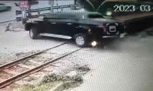 Clip ô tô bị tàu hỏa hất văng khi băng qua đường sắt