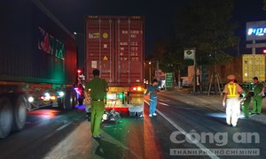 Xe máy tông đuôi container trên đường Mỹ Phước Tân Vạn, 1 người tử vong