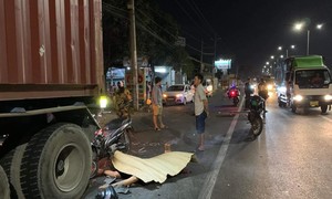 Xe máy nát vụn sau cú tông đuôi container dừng ven đường, 1 người tử vong