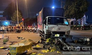 Xe tải tông hàng loạt xe máy đang dừng đèn đỏ, 1 người tử vong, 2 người bị thương