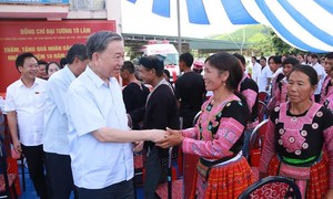 Bộ trưởng Tô Lâm thăm, tặng quà tại huyện biên giới của tỉnh Sơn La