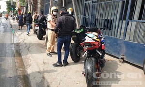 CSGT dùng xe thùng chắn ngang chặn bắt đoàn mô tô đi tour phóng 'bạt mạng'