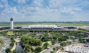 Giảm chuyến bay vào ‘giờ vàng’ để giải quyết ùn tắc ở sân bay Tân Sơn Nhất