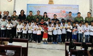 Công an Quận 5 "tiếp sức cùng em đến trường" tại tỉnh Ninh Thuận