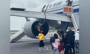 Động cơ máy bay Air China bốc cháy ở Singapore, hành khách phải sơ tán