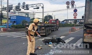 TPHCM: Xe đầu kéo ôm cua tông 2 xe máy, cán 1 nữ sinh tử vong