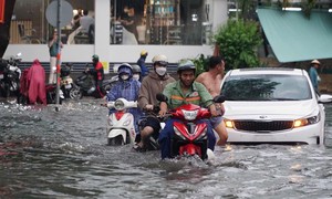 TP.HCM còn 18 tuyến đường trục chính bị ngập do mưa và triều cường