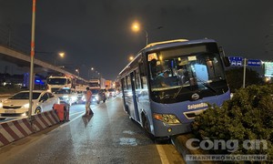 Xe buýt lao lên “ngồi” trên dải phân cách, tài xế nói bị xe taxi ‘giành đường’