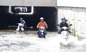 TPHCM: Hầm chui trước bến xe Miền Đông mưa cũng ngập, không mưa cũng ngập