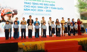 TPHCM: Trao tặng mũ bảo hiểm cho các em học sinh tiểu học