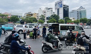 Điều tra nguyên nhân một 'cua-rơ' nằm chết giữa đường ở TPHCM