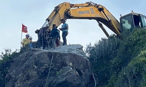 Khánh Hòa: Hòn đá nặng hàng tấn trên đèo Cù Hin nguy cơ lăn xuống đường đã bị ‘đánh tan’