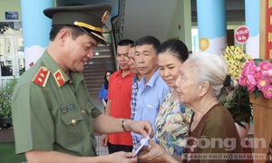 Trung tướng Lê Hồng Nam dự Ngày hội Đại đoàn kết toàn dân tộc tại quận Tân Bình