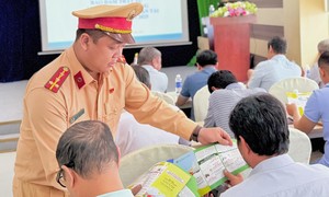 Công an TPHCM phổ biến những quy định mới của Luật giao thông cho tài xế