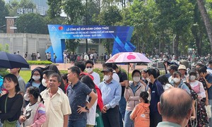 Video người dân ùn ùn đi nghiệm tuyến metro số 1 ngày đầu khai thác