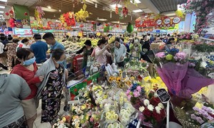 TPHCM: Người dân đi mua sắm tăng đột biến ngày 29 Tết