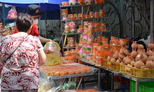Tấp nập chợ bán bánh truyền thống của người Hoa ngày cận Tết