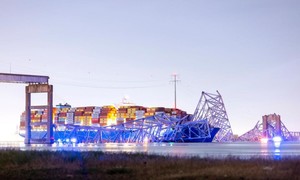 Tàu chở container tông sập cầu ở Mỹ khiến nhiều ô tô rơi xuống sông