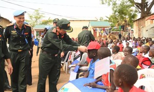 Thứ trưởng Lương Tam Quang thăm, tặng quà trẻ mồ côi ở Nam Sudan