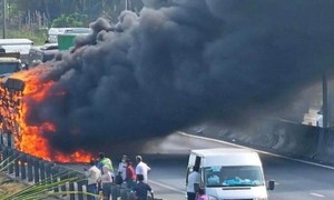 Xe khách cháy dữ dội trên cao tốc, tài xế và 18 hành khách may mắn thoát nạn
