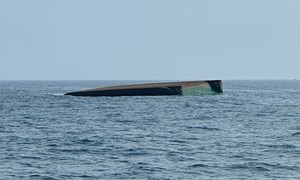 Chìm sà lan trên biển Lý Sơn, 3 người chết, 2 người mất tích