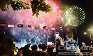 TPHCM: Màn pháo hoa rực rỡ mừng kỷ niệm ngày Thống nhất đất nước