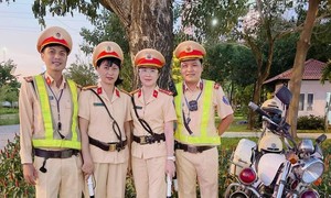 Các nữ cán bộ CSGT CATP.Thủ Đức tham gia bảo vệ trật tự cho người dân vui lễ