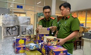 TPHCM: Chặt đứt đường dây buôn lậu pháo nổ từ nước ngoài vào Việt Nam quy mô lớn