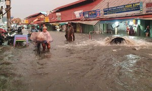 Đường sá tắc nghẽn vì mưa lớn, CSGT dùng xe đặc chủng hỗ trợ người dân