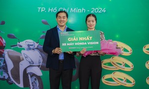 Chào hè rực rỡ cùng FE CREDIT: Đã tìm thấy chủ nhân chiếc Honda Vision đầu tiên