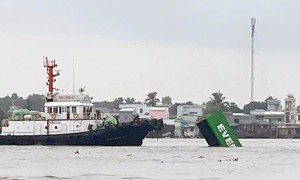 Tàu viễn dương va chạm sà lan trên sông Đồng Nai, 9 container rơi xuống sông