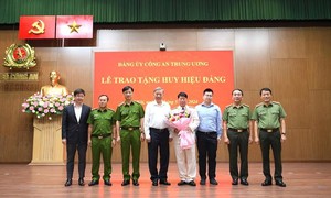 Thượng tướng Bùi Văn Nam nhận Huy hiệu 45 năm tuổi Đảng