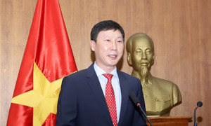 HLV Kim Sang-sik chính thức dẫn dắt đội tuyển Việt Nam