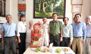 Trung tướng Lê Hồng Nam thăm, tặng quà các chiến sĩ tham gia Chiến dịch Điện Biên Phủ