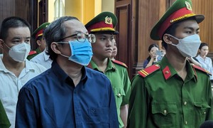Cựu giám đốc Bệnh viện Thủ Đức lãnh 11 năm tù trong vụ mua kit test Việt Á