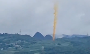 Mảnh vỡ của tên lửa phóng vệ tinh của Trung Quốc rơi xuống ngôi làng