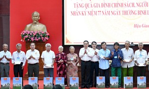 Chủ tịch Quốc hội Trần Thanh Mẫn tặng quà người có công với cách mạng