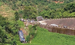 Đắk Nông: Xe khách lao xuống vực sâu khiến nhiều người bị thương