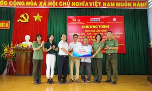 Tặng đèn năng lượng và quà cho bà con đồng bào Raglai của tỉnh Ninh Thuận