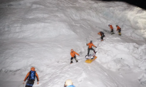 Hành trình tìm kiếm các thi thể ‘rớt núi’ đầy cam go trên đỉnh Everest