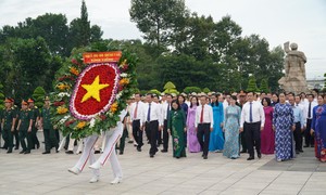 Đoàn đại biểu TPHCM dâng hương, dâng hoa tưởng niệm các Anh hùng liệt sĩ