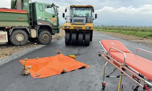 Công nhân cầu đường bị xe lu cán tử vong trong lúc đang làm việc