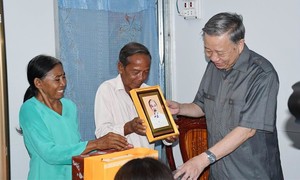 Chủ tịch nước Tô Lâm thăm, tặng quà gia đình chính sách tại Trà Vinh