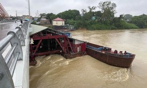 Nước sông Lô dâng cao, nhiều tàu hàng và sà lan mắc kẹt dưới gầm cầu Vĩnh Phú