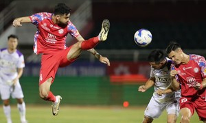 Hà Nội FC thắng CLB TPHCM trong trận đấu có 2 quả phạt đền và “mưa” thẻ phạt